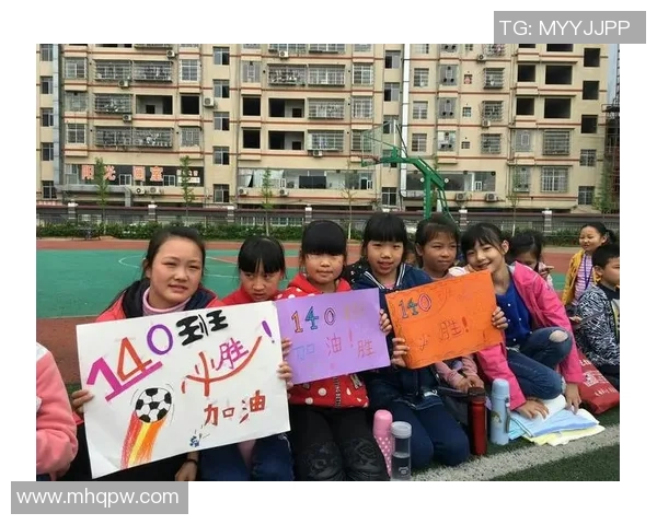 足球明星创意举牌图片制作技巧与灵感分享助你提升设计水平