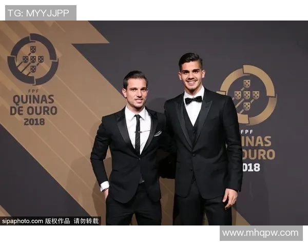 足球明星携女友出席盛典引关注甜蜜互动成焦点 足球明星携女友出席盛典引关注甜蜜互动成焦点